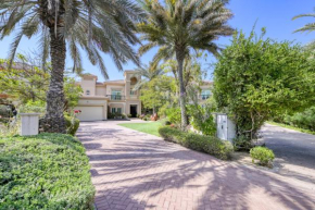 Luxe Jumeirah Island Villa with Private Pool and BBQ area